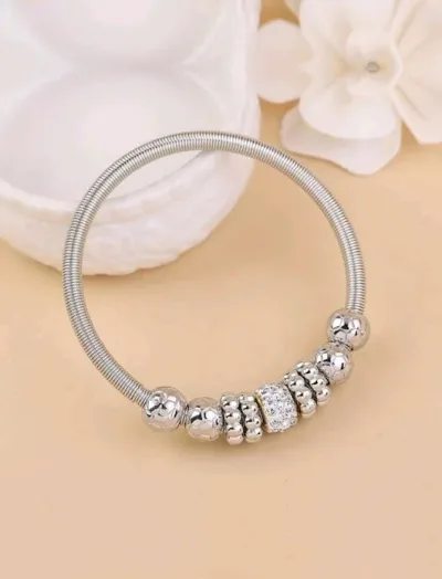 Pulsera de fantasía para dama color plateado con accesorios