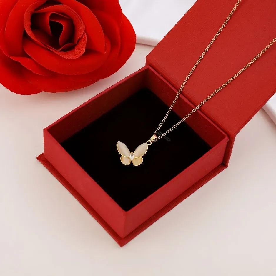 Collar de acero de titanio con diseño de mariposa