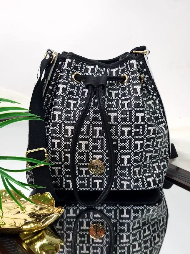 Bolso Tommy Hilfiger para dama color negro