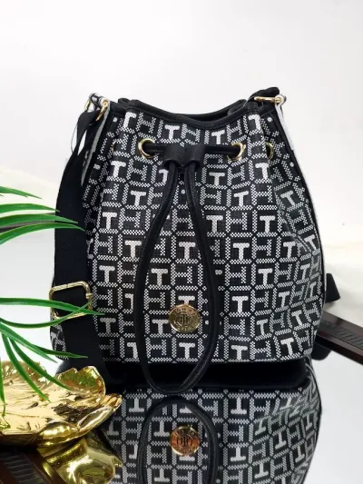 Bolso Tommy Hilfiger para dama color negro