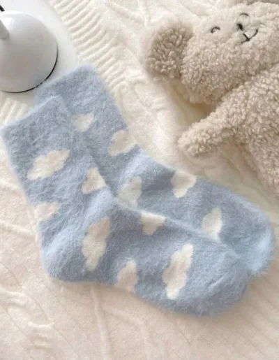 Medias celestes con diseño de nubes